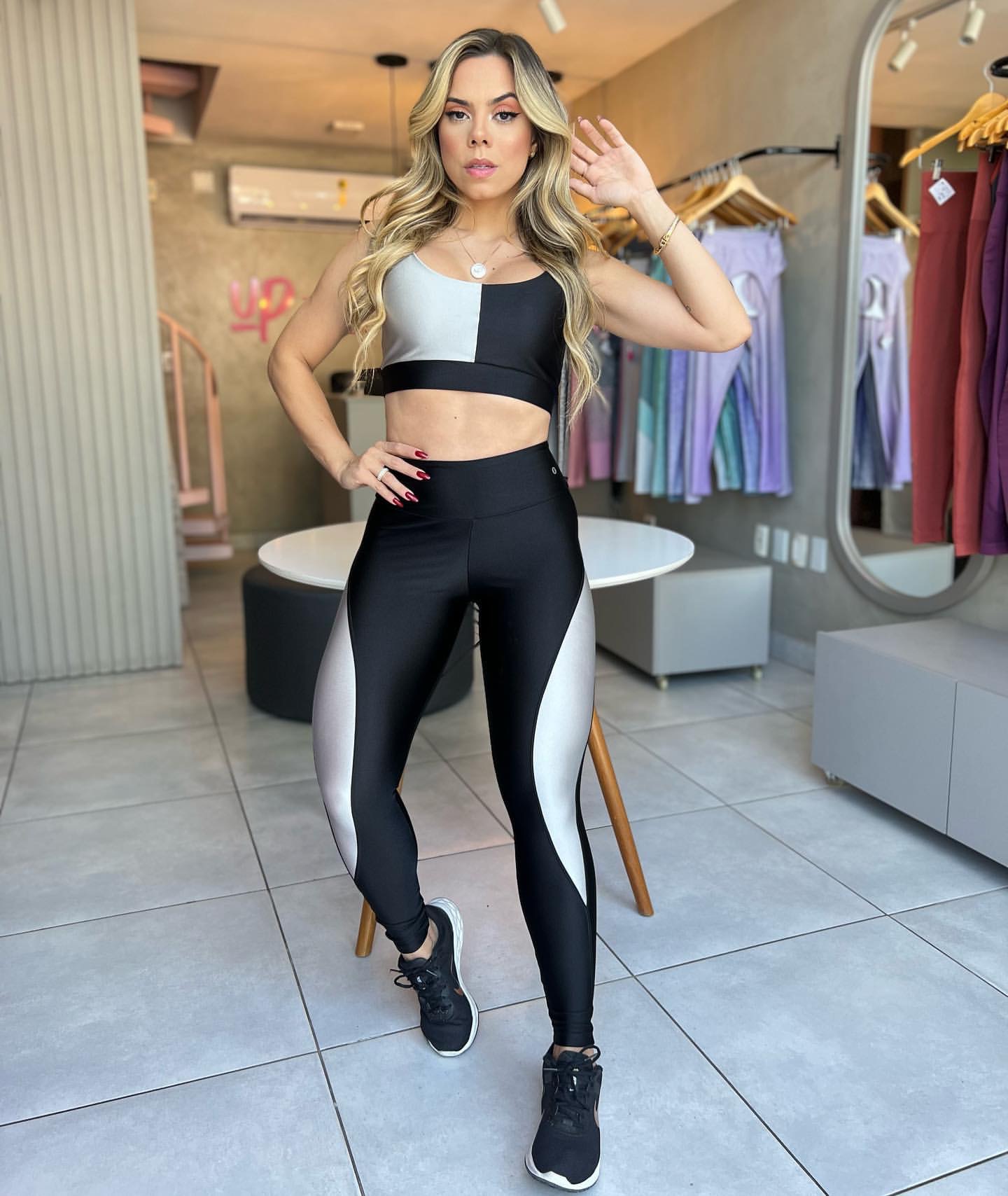 Conjunto fitness Preto com branco e cinza